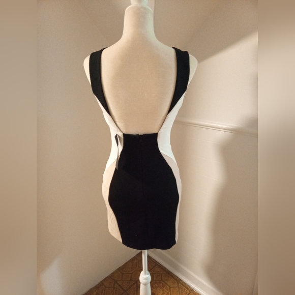 Cida's - Ark.Co dresses - Picture 2 of 5